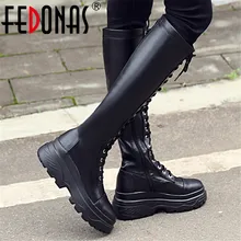 FEDONAS/ г. Осенне-зимние теплые высокие сапоги обувь для ночного клуба женские сапоги до колена из лакированной коровьей кожи на молнии на высоком каблуке