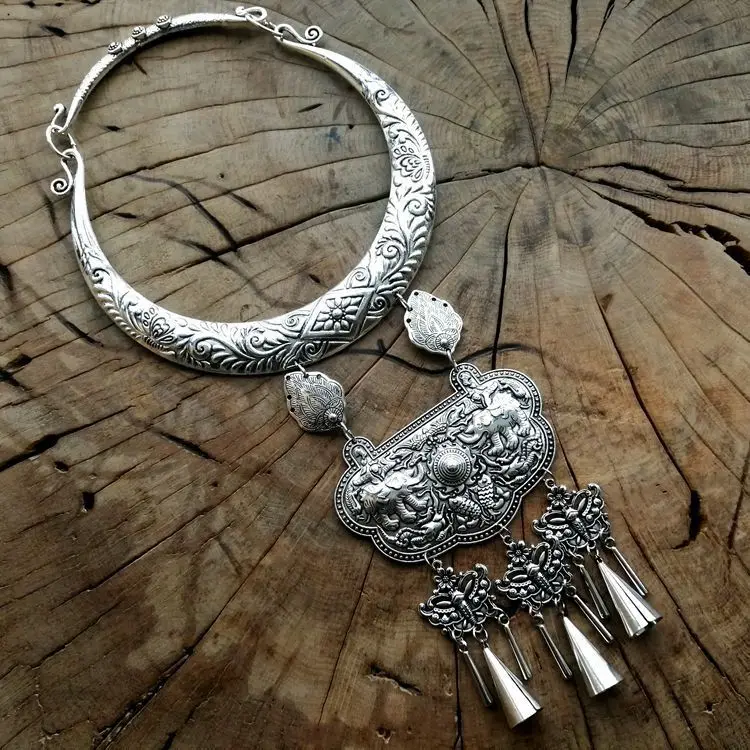 

Tibetan silver retro national style Miao silver collar personality elephant ornaments wild Chinese style dance accessories