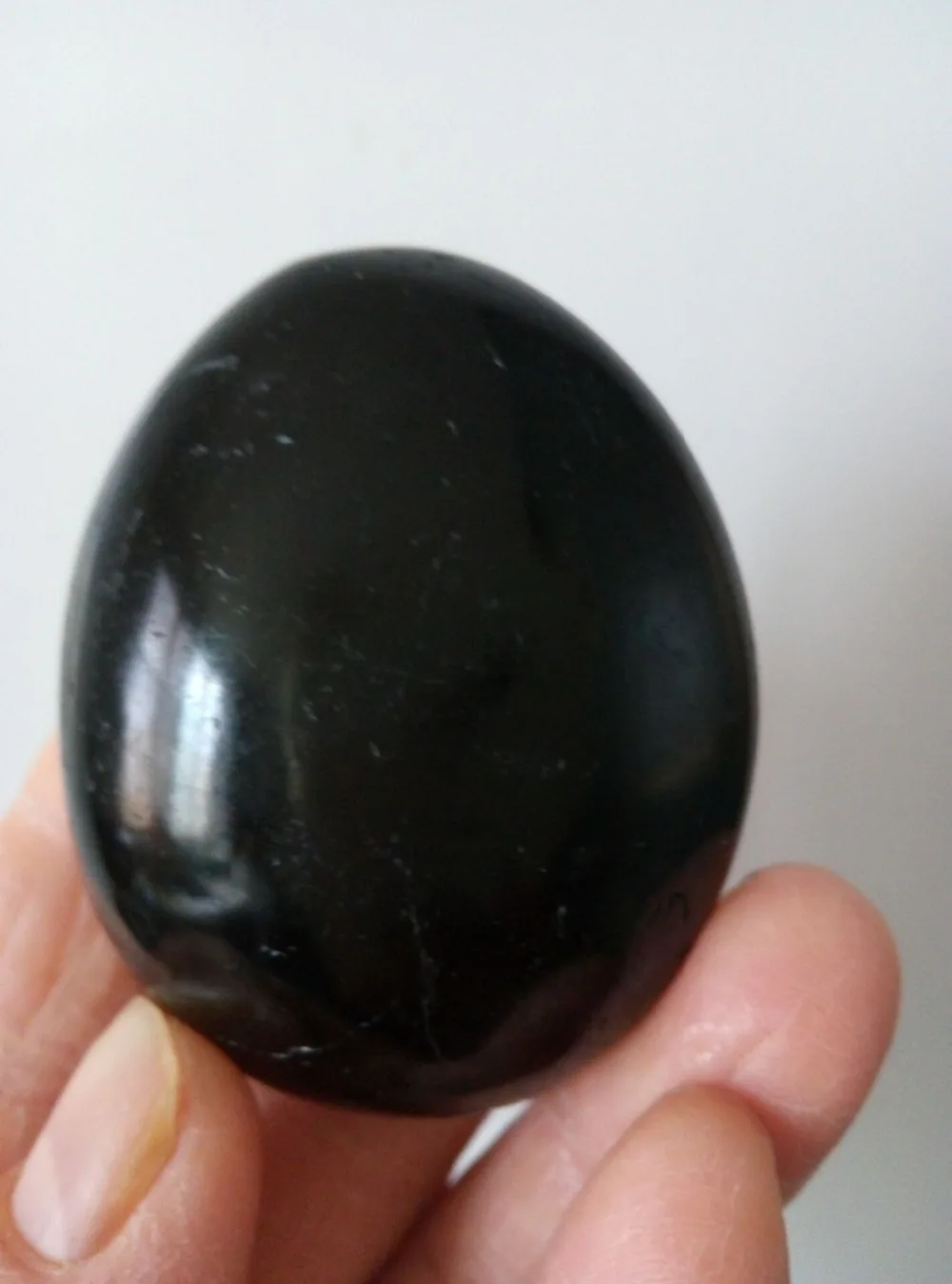 Черный турмалин кристалл Карманный пальмовый камень(гладкая полировка Гладкий отполированный драгоценный камень) 105,3 г