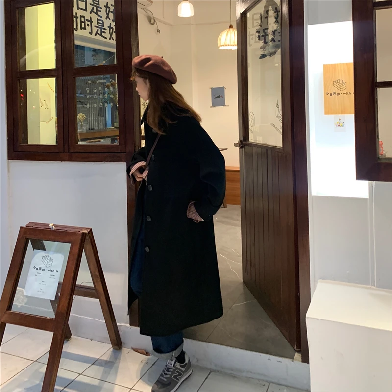 В новом году года будет популярно шерстяное пальто средней и длинной длины с роговыми пуговицами