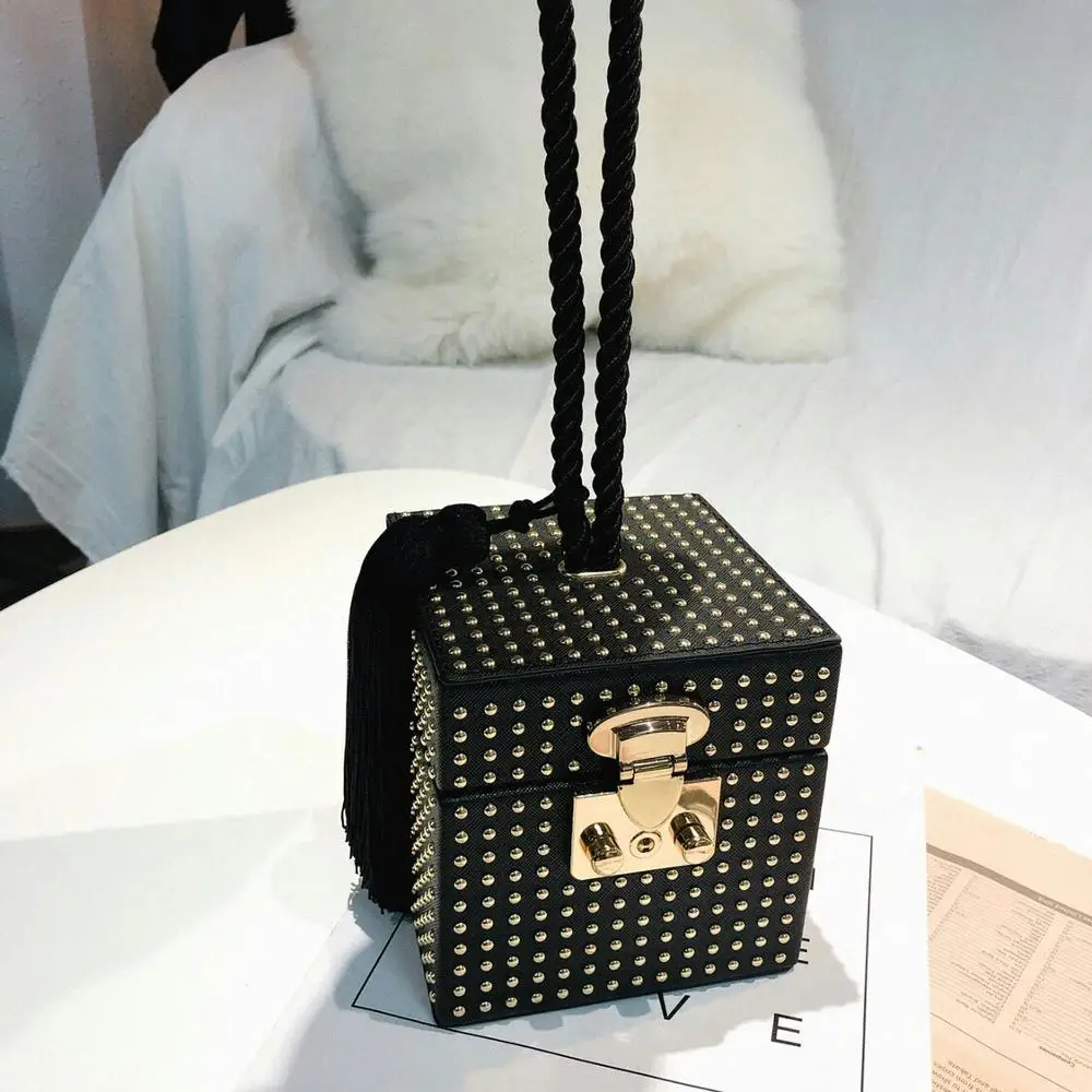 Женская сумочка в стиле панк с заклепками черная мини сумка тоут вечерняя