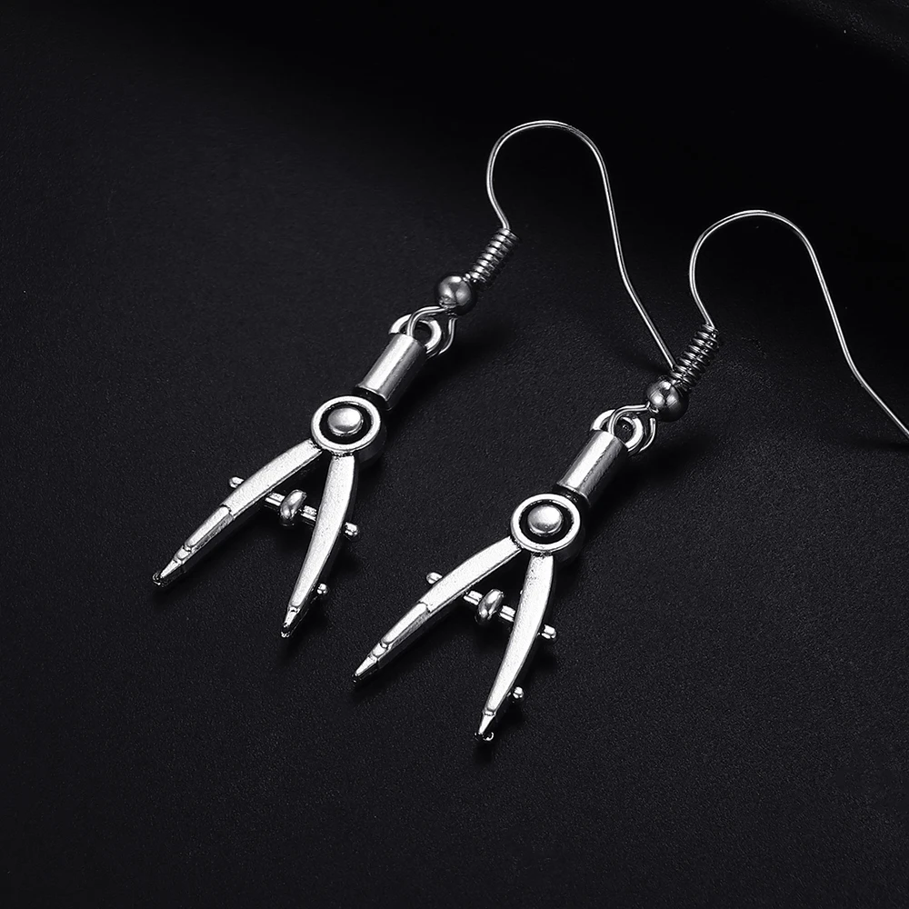 

Модные Винтажные висячие серьги в форме компаса, антикварные посеребренные серьги для женщин и девушек, ретро висячие серьги, милые серьги, ювелирные изделия