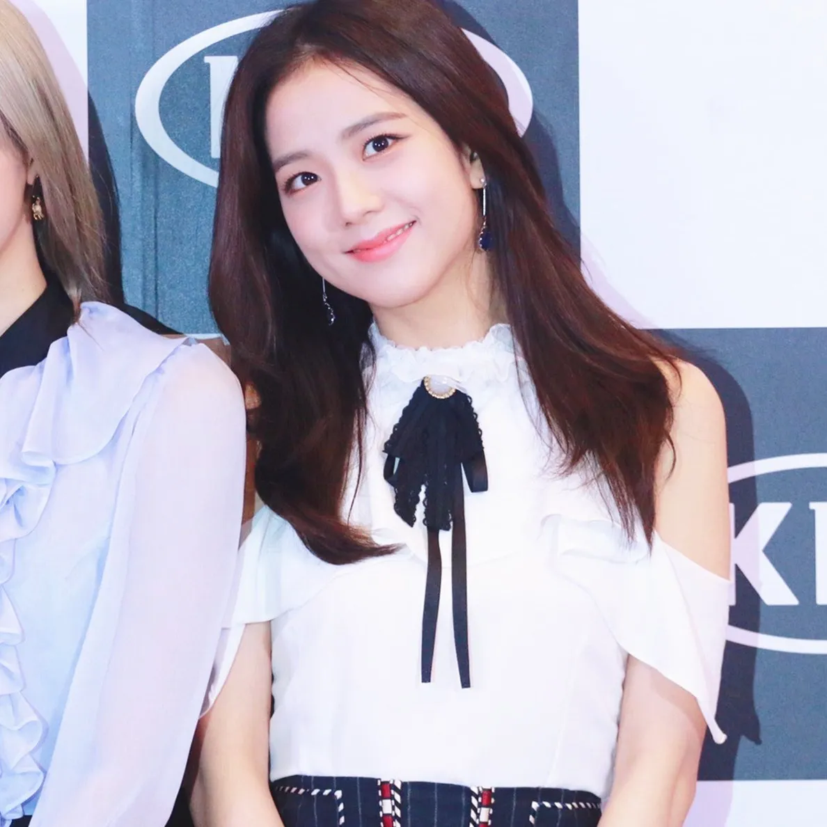 Kpop черные розовые Jisoo же белые сексуальные шифоновые блузки с открытыми плечами женские летние новые корейские модные тонкие рубашки на бретелях женские топы