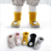 Новые зимние плюшевые и утолщенные детские носки-тапочки детские носки и обувь для малышей носки без пятки с резиновой подошвой и рисунком