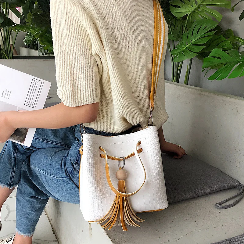 

Broadband Bucket Bag Women's 2019 New Style Crocodile Pattern Shoulder Bag/ Hand Bag Shoulder Bag Wooden Bead Tassels Europe And