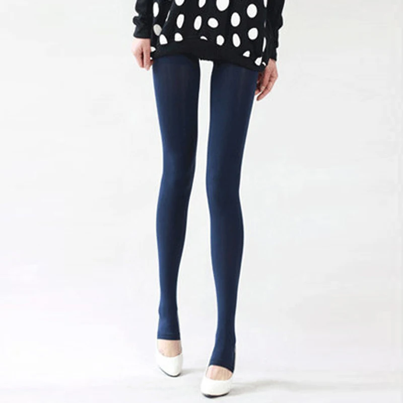 Желілерден мини юбка киген сексуалды қыздар