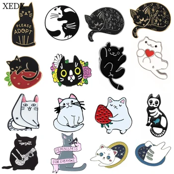 

XEDZ New Cat Flowers Strawberry Brooch Collection Fashion Personality Cute Cat Animal Denim Badge Jewelry Gift