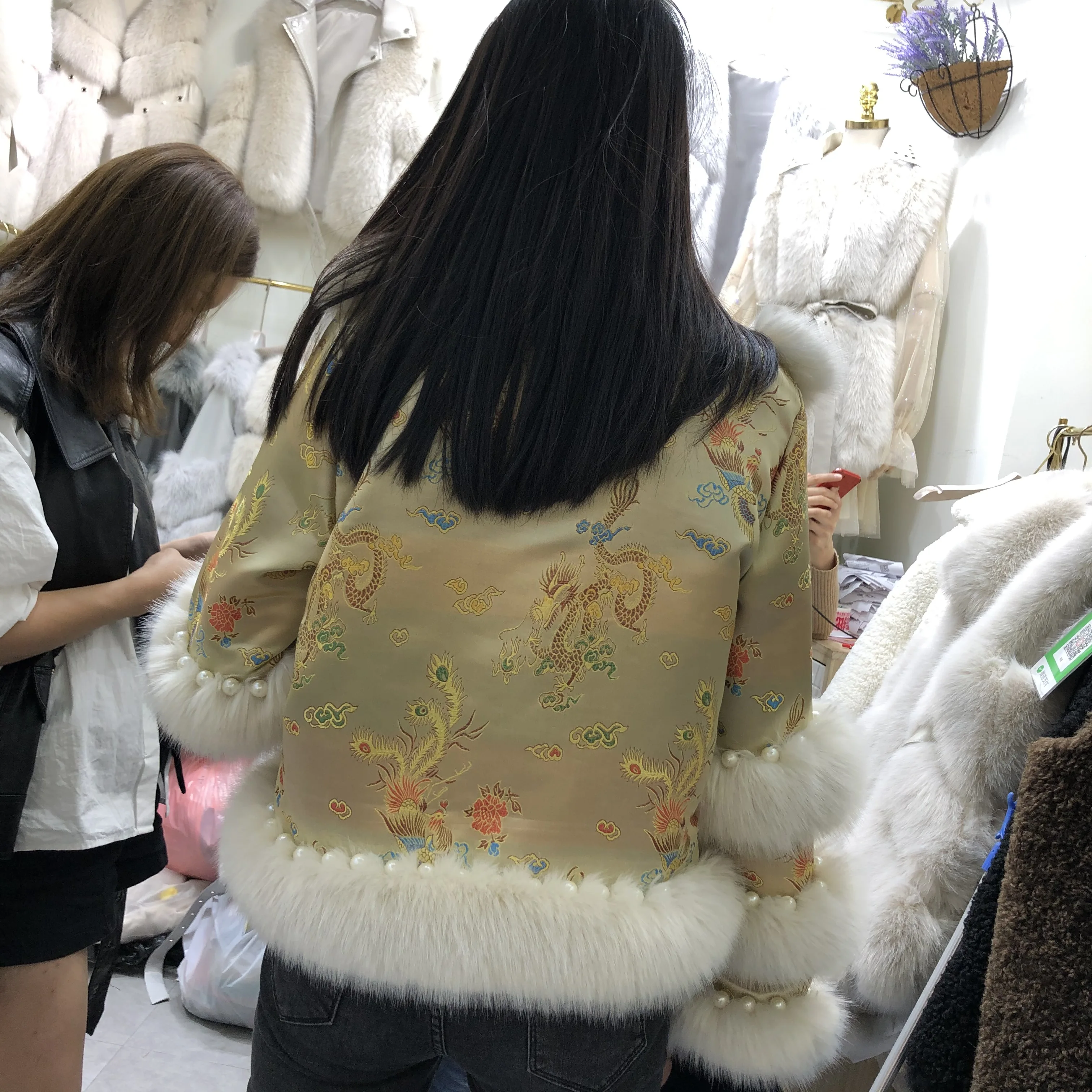 Зимняя новая атласная короткая куртка с китайским узором из искусственного лисьего меха, зимняя куртка, Женская куртка с длинным рукавом и жемчугом, куртка с бусинами, верхняя парка