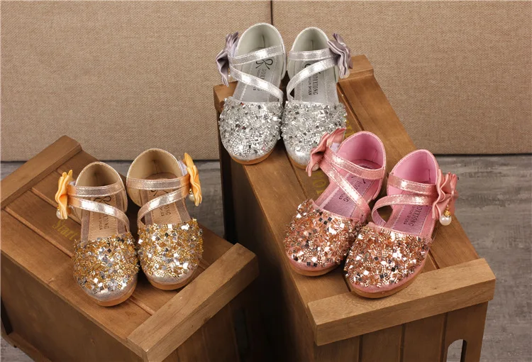 Летняя детская кожаная обувь золотого, серебряного, розового цвета; повседневная обувь принцессы на плоской подошве для девочек; Праздничная обувь; модная детская обувь с блестками и бантом и жемчугом