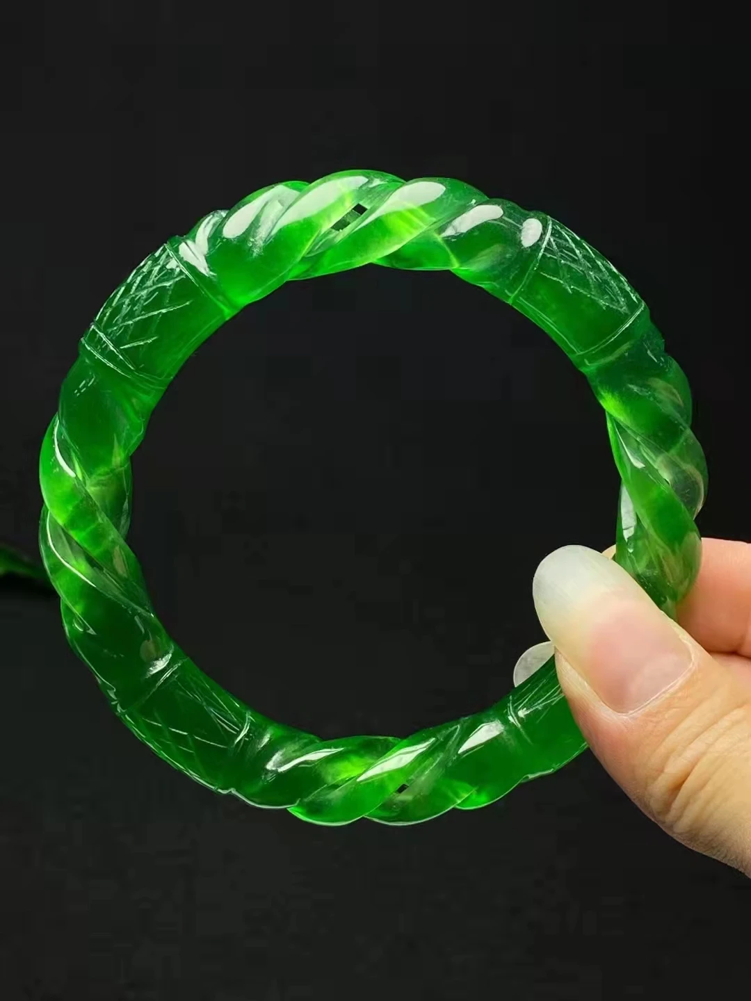 

Newest High Quality Jadeite Bangles rare Carved Natural AAAAA Green Hollow Handcarved Jadeite Bracelets Noble Jewelry For Women