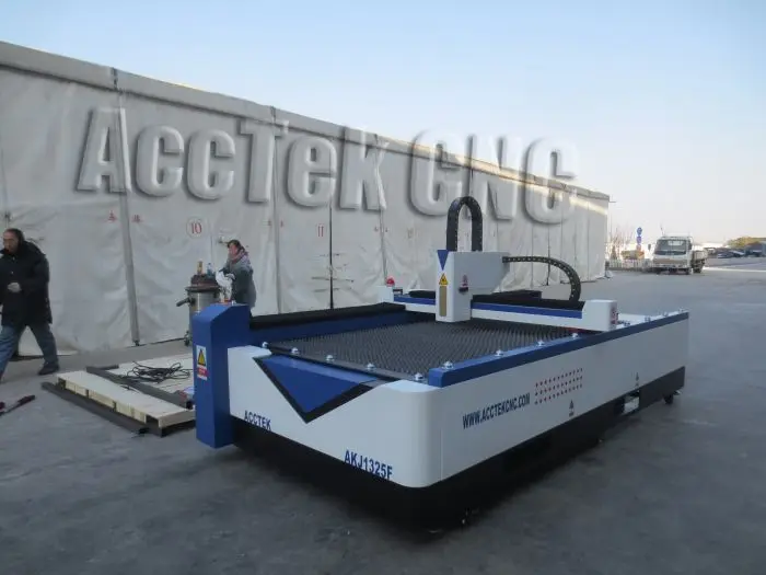 ACCTEK 500W CNC fiber laser cutting machine cutting steel and metal high precision cutting machine AKJ1325F