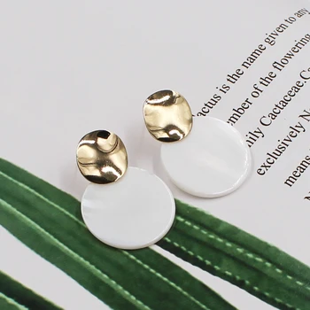 

2020 New Natural Sea Shell Korea Trendy Earrings Round Mother of Pearl White Seashell Alloy Golden Pendant Fashion Stud Earring