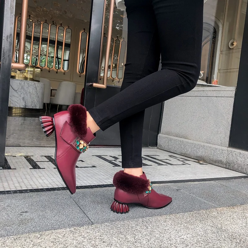 ZVQ/Изумрудный Кристалл обувь Офисные Кожаные ботильоны модные осенне-зимние плюшевые женские ботинки с острым носком на низком каблуке 3,5 см