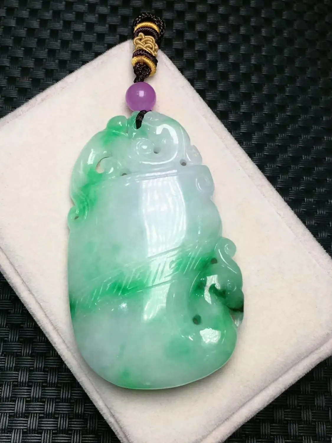 

Natural Myanmar Yulong Feng Chengxiang "head and foot, delicate material, delicate three-dimensional, perfect crack-free