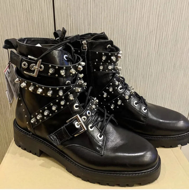 Кожаные ботинки; женские мотоциклетные ботинки; короткие ботинки; Bota Feminina; обувь в стиле панк; женские ботильоны на шнуровке; botas mujer; черные ботинки - Цвет: AS SHOW
