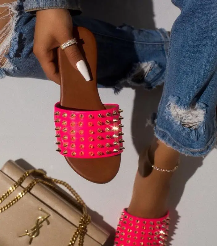 Sandalias de verano para mujer con remaches recortadas para damas sandalias de forma plana para vaciones al aire libre diaposi