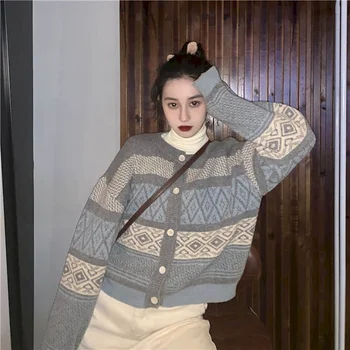 

Sweater jacket women 2020 spring and autumn new Korean style lazy chic short color matching knitted cardigan long sleeves loose