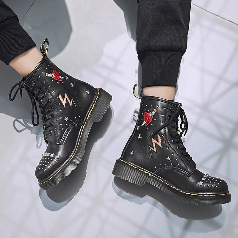 

Women boots Winter Autumn Lace up Rivet Mid calf Rubber boots girls Fashion Motorcycle Platform shoes woman Non slip Hat sale