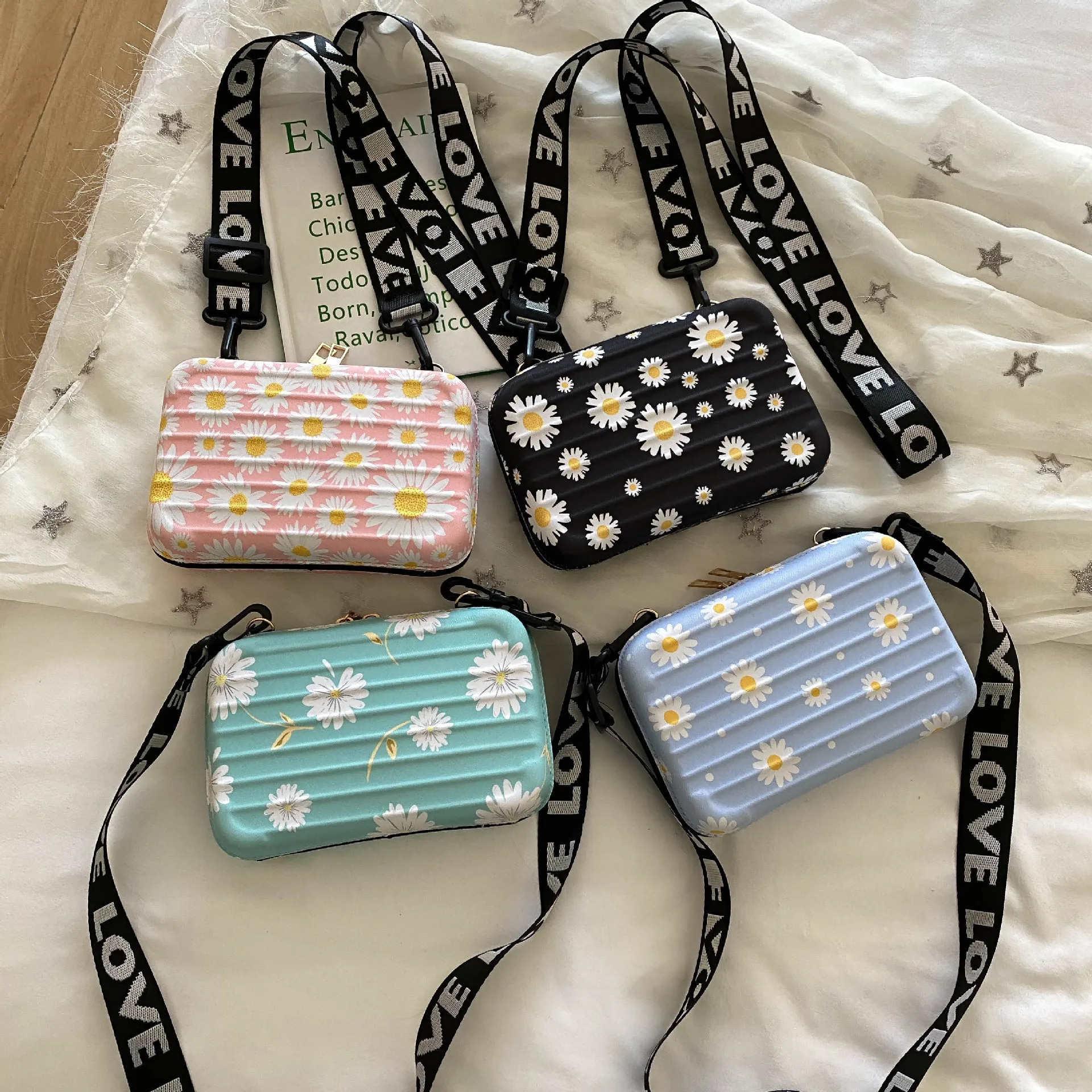 

Small Daisy Wide Strap Small Flap Bags Women Crossbody Bag Mini Designer Floral Box Bag Fashion Shoulder Crossbody Bags 2020 Sac