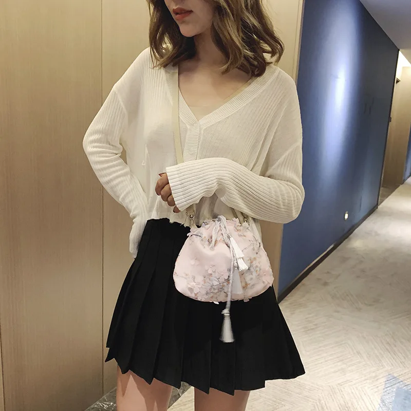 

New Style White Background Embroidered Small Flower Cotton Linen Bag Storage Bag Drawstring Top Drawstring Tea Leaf Gift Band