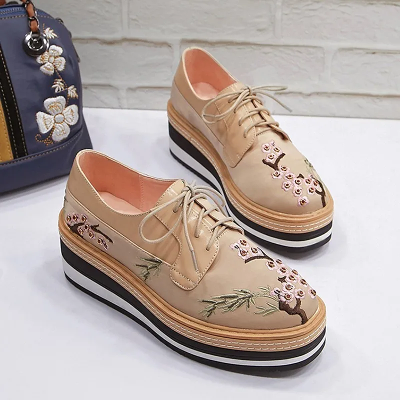Брендовая женская обувь в винтажном стиле с цветочной вышивкой на платформе