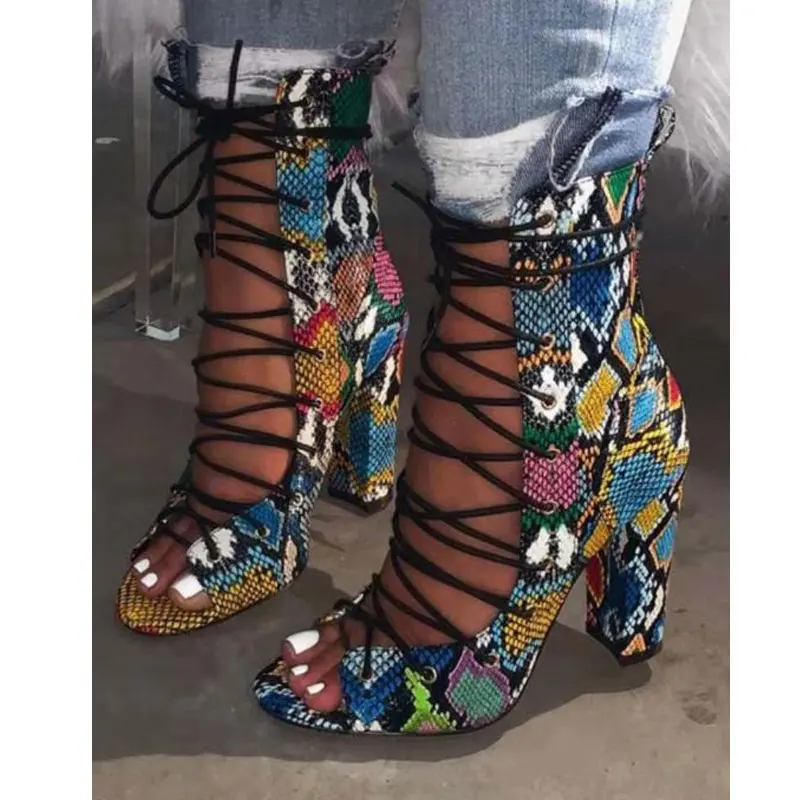 Женские ботильоны со змеиным принтом зеленые ботинки на высоком массивном