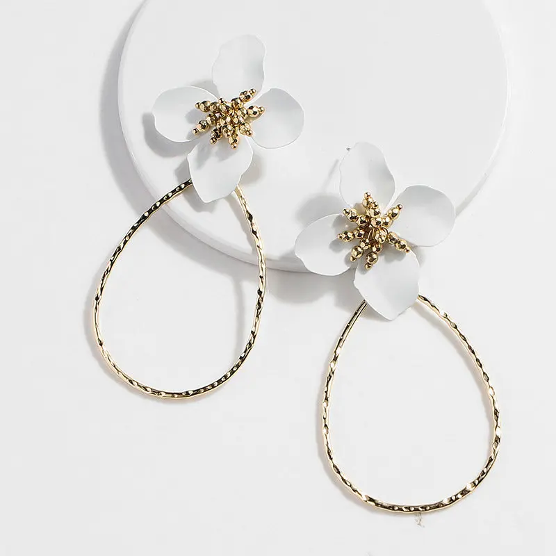 white Fashion Temperament Paint Spraying Flower Beads Hoop Earring Exaggerated Alloy Water Drop Earring Women Jewelry Bijoux Ear Loop - Окраска металла: white