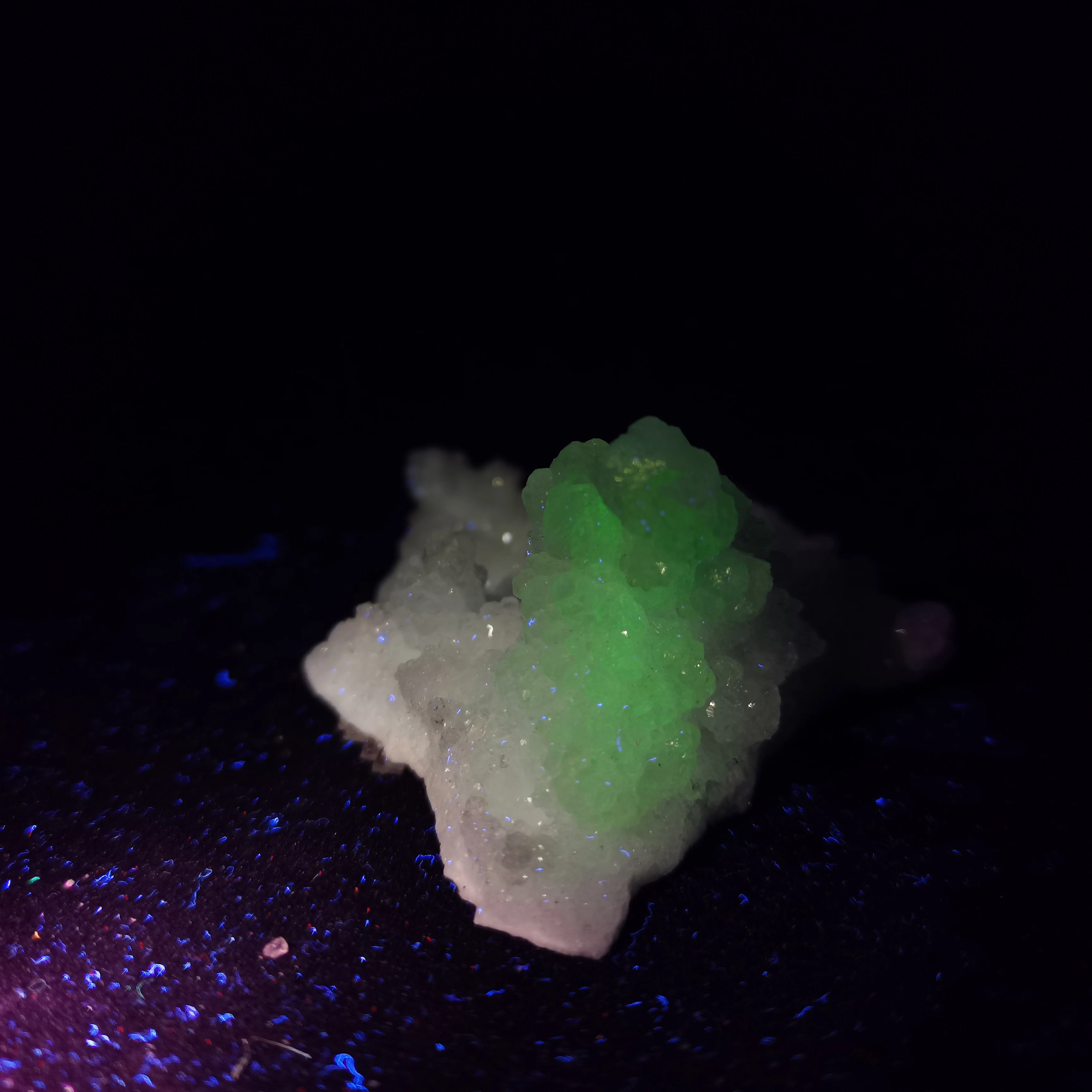 

63.0gElement samples of natural Zincite, crystal and fluorite