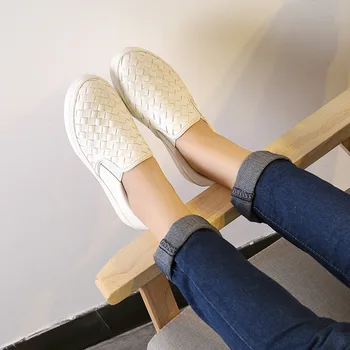

2018 autumn new fashion simple solid color woven casual shoes women comfortable versatile flat shoes.