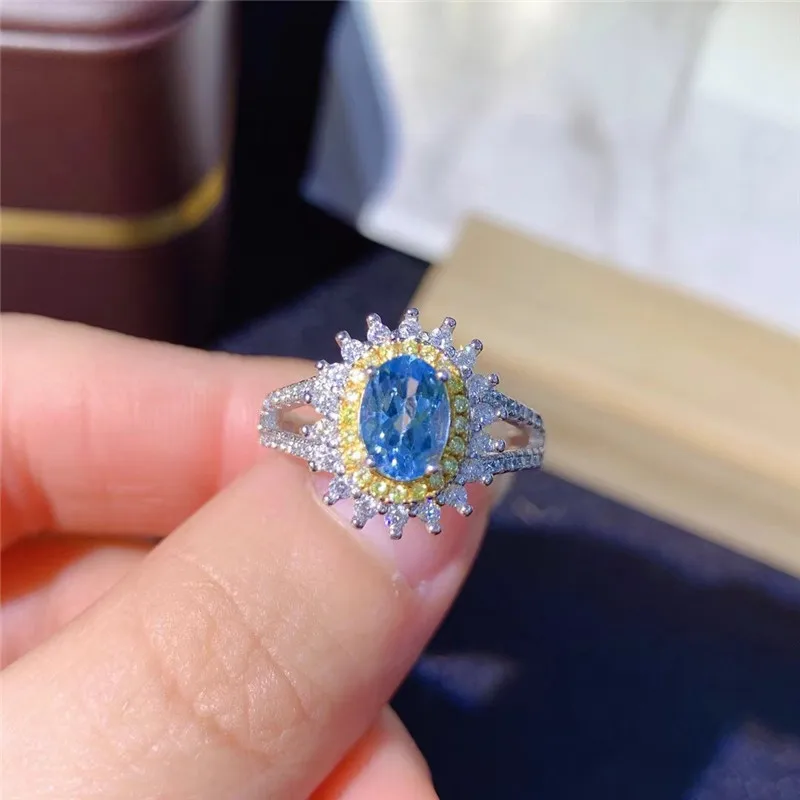 

Кольцо женское из серебра 925 пробы с натуральным топазом