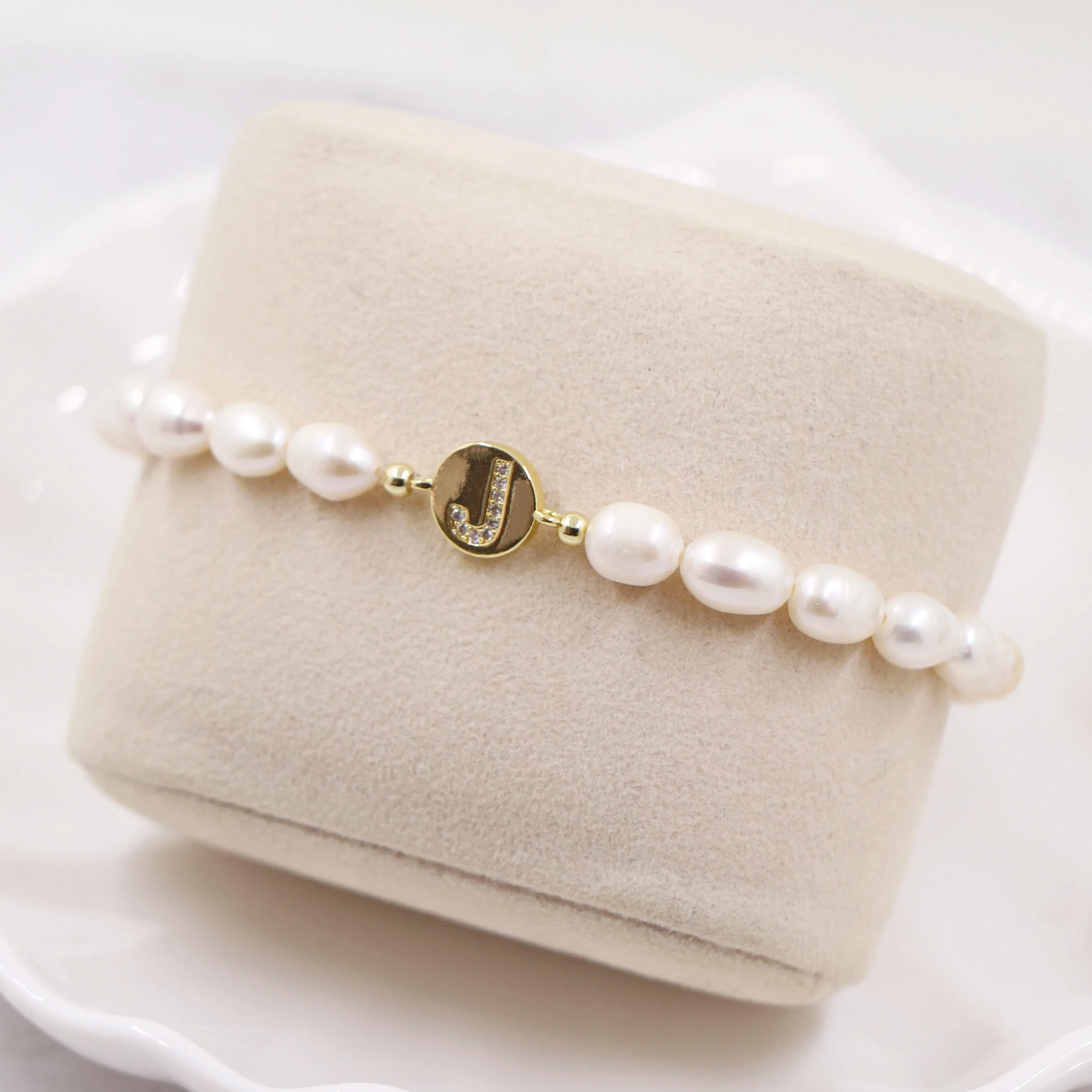 New Style Natural Pearl Letter Bracelet Women Initial 26 Alphabet Rainbow Luxury Letter Name Pearls Ornament Charm Jewelry