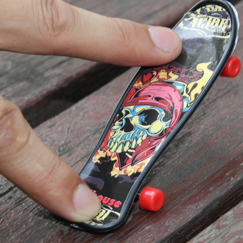 4pcs-set-Random-Colored-Creative-Cartoon-Small-Plastic-Finger-Skateboards-Kids-Adult-Educational-Toys-Birthday-Gifts (3)