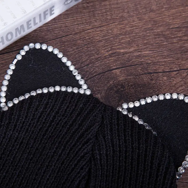 В Корейском стиле Для женщин и девочек с симпатичными кошками, столбик вышивка шляпа с завернутыми полями горный хрусталь 3D уши сплошной Цвет зима ребристые вязаная круглая шапочка