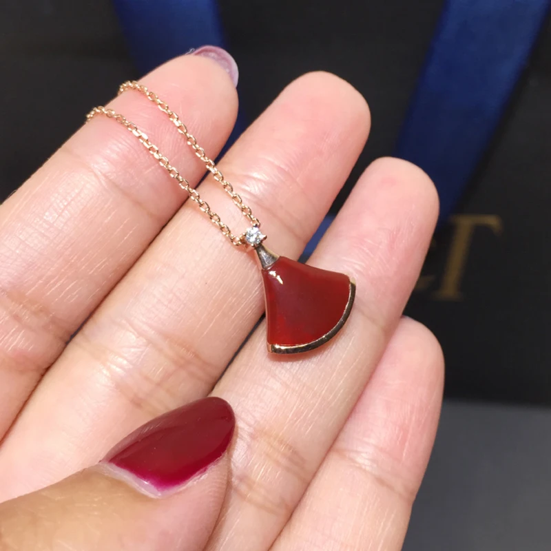

18K rose gold Carnelian red fritillary Sector clavicle necklace female Romantic petal shape pendant moissanite necklace