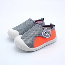 Обувь для малышей с мягкой подошвой; дышащая обувь для первых шагов; Новинка; обувь для маленьких мальчиков и девочек; разноцветная обувь на липучке для детей