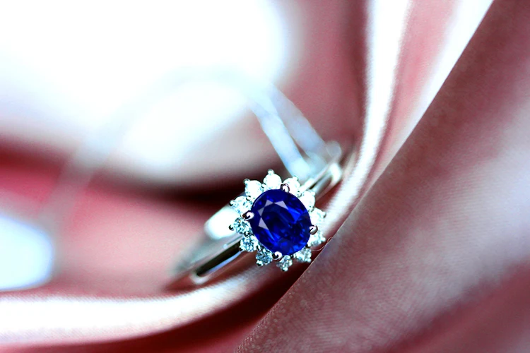 0.55ct Natural Blue Royal Sapphire 18K Gold Engagement Diamond Ring