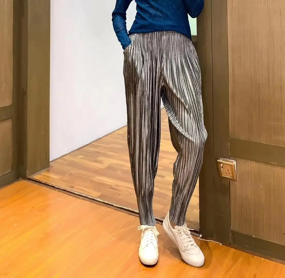 

Женские бархатные брюки-султанки со складками