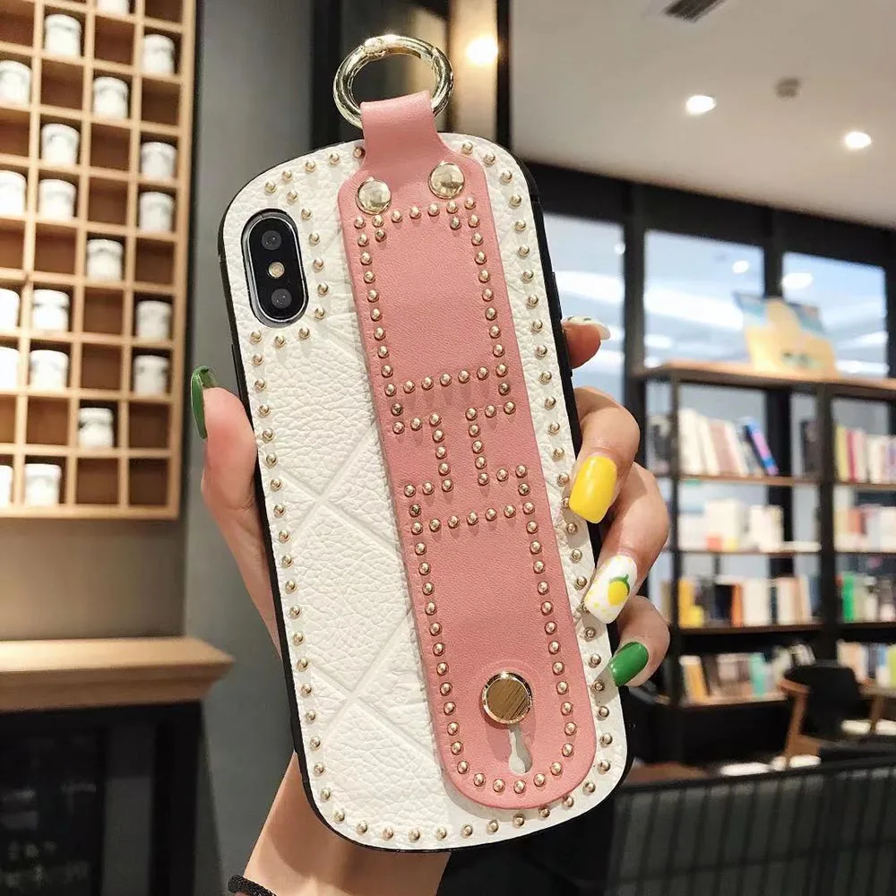 Роскошный чехол для телефона из искусственной кожи с загнутыми заклепками для iphone XR Xs Max X 7 8 6 6s plus, мягкий чехол-держатель с ремешком на запястье и пряжкой - Цвет: White and pink