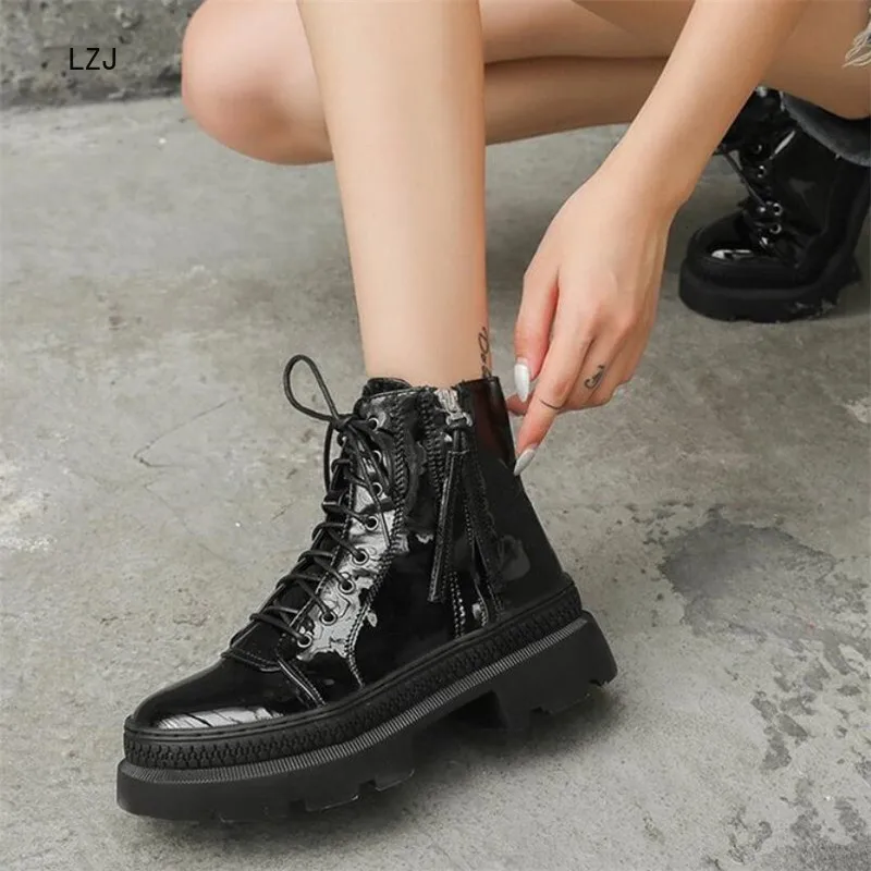 LZJ/ г. Женские ботильоны на плоской платформе осенние ботинки из лакированной кожи черная обувь на толстой подошве со шнуровкой модные мотоциклетные ботинки