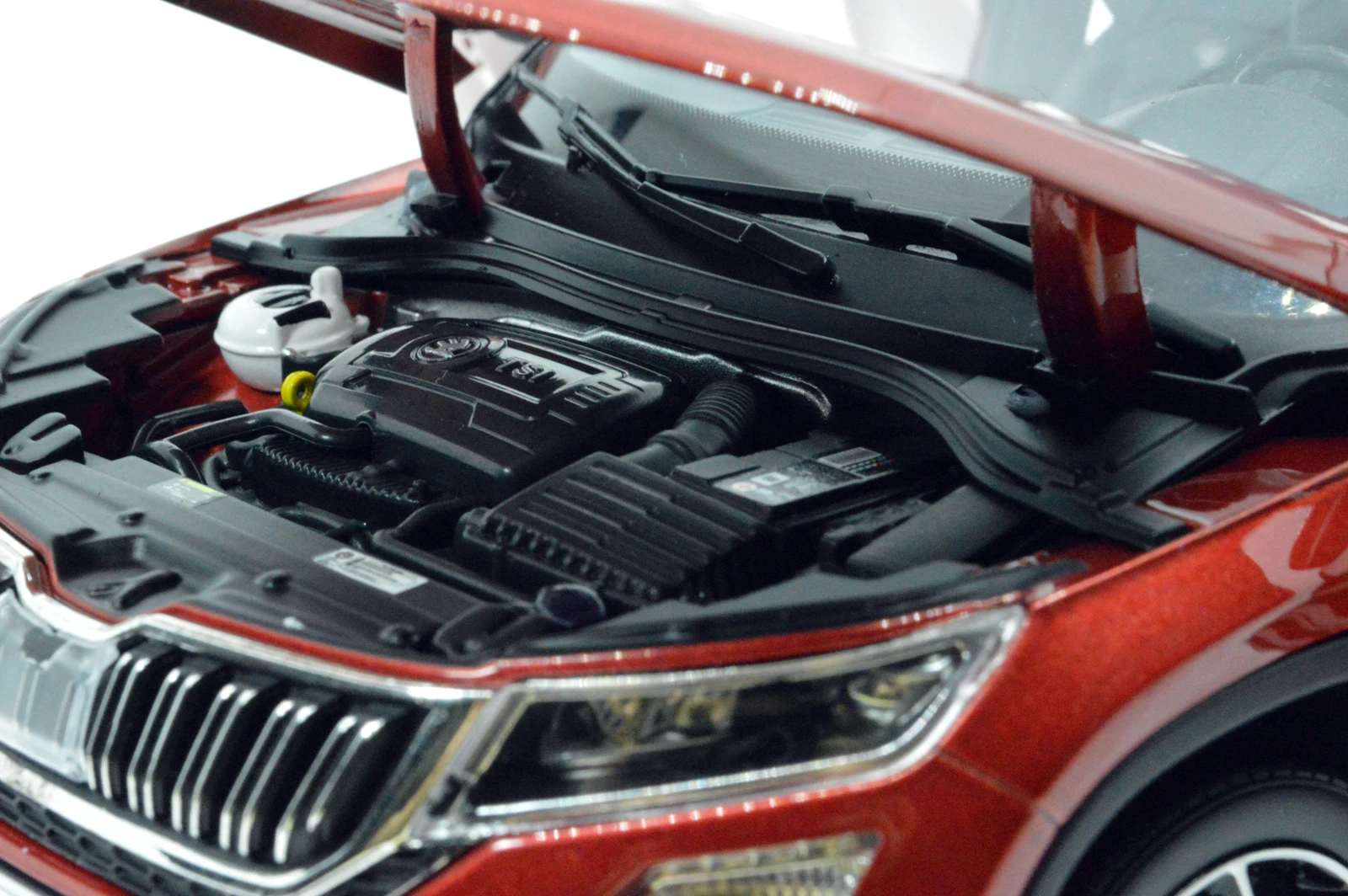 Модель Paudi 1/18 1:18 Масштаб Skoda Kodiaq GT SUV красный литой модельный автомобиль игрушка двери автомобиля открыть