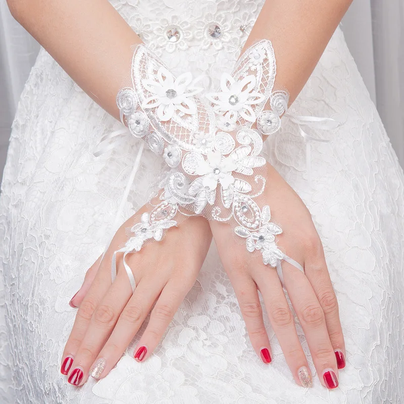 Short Bridal Gloves Delicate Sequins Wedding Gloves Fingerless Ivory White Lace Bridesmaids Gloves Bride Accessories ST018 - Цвет: same as pics