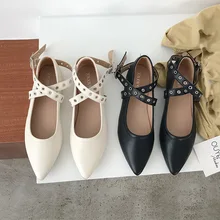 Европейская обувь с заклепками в стиле панк; женская дизайнерская обувь для вождения лодки; белые кожаные мокасины с закрытым носком; балетки с острым носком; туфли на плоской подошве для девочек; ремень с металлической пряжкой; лоферы