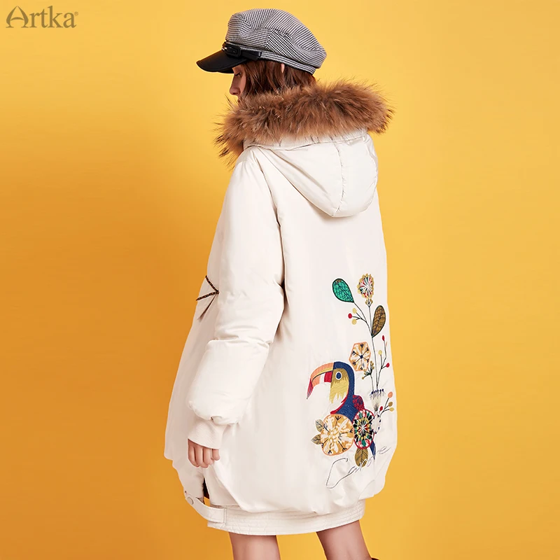 ARTKA, зимнее Новое Женское пальто с вышивкой из мультфильма, 90% белый утиный пух, Воротник из меха енота, с капюшоном, плотное свободное пуховое пальто ZK15293D