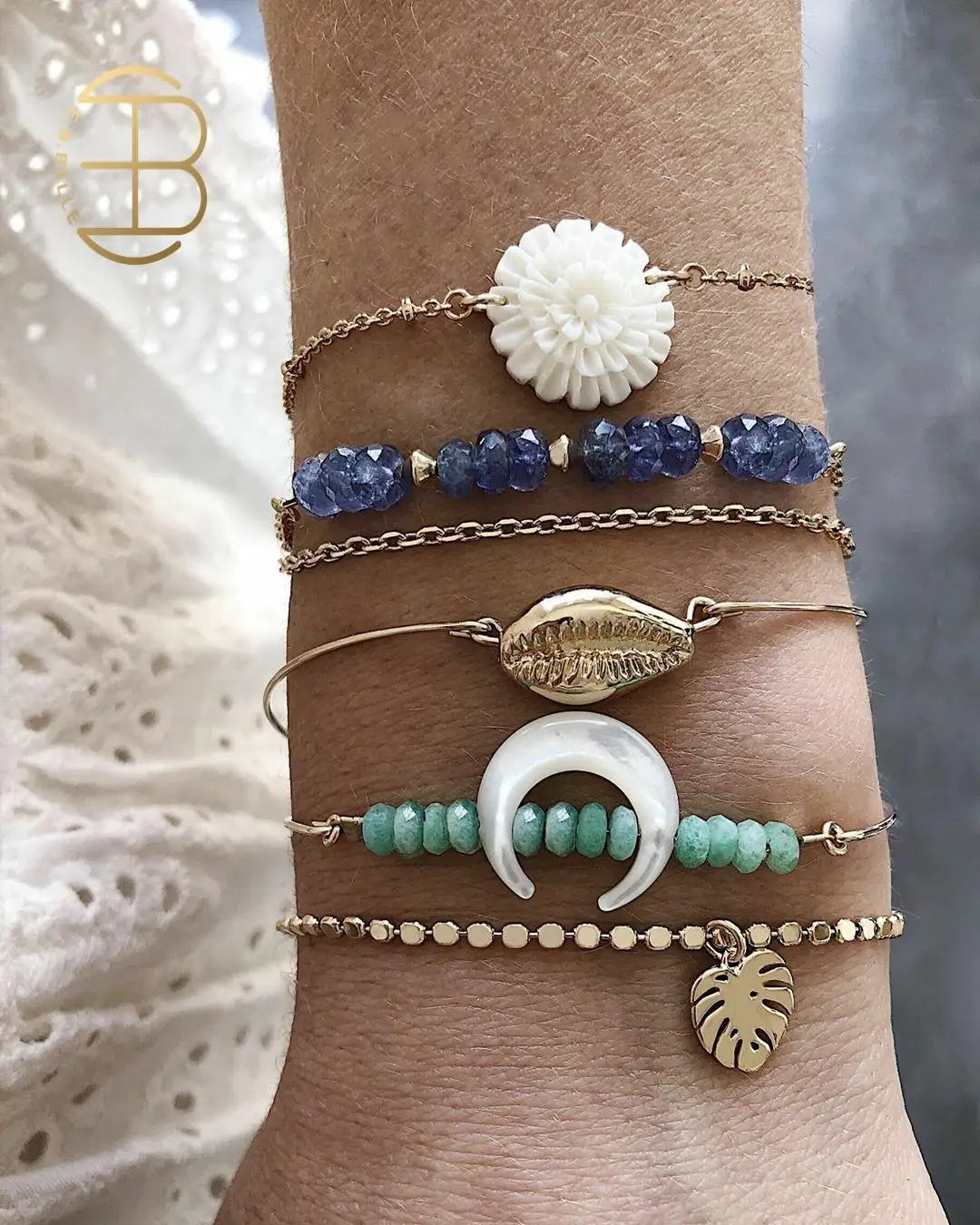 Женский браслет ручной работы богемный с подвеской в виде листа голубыми