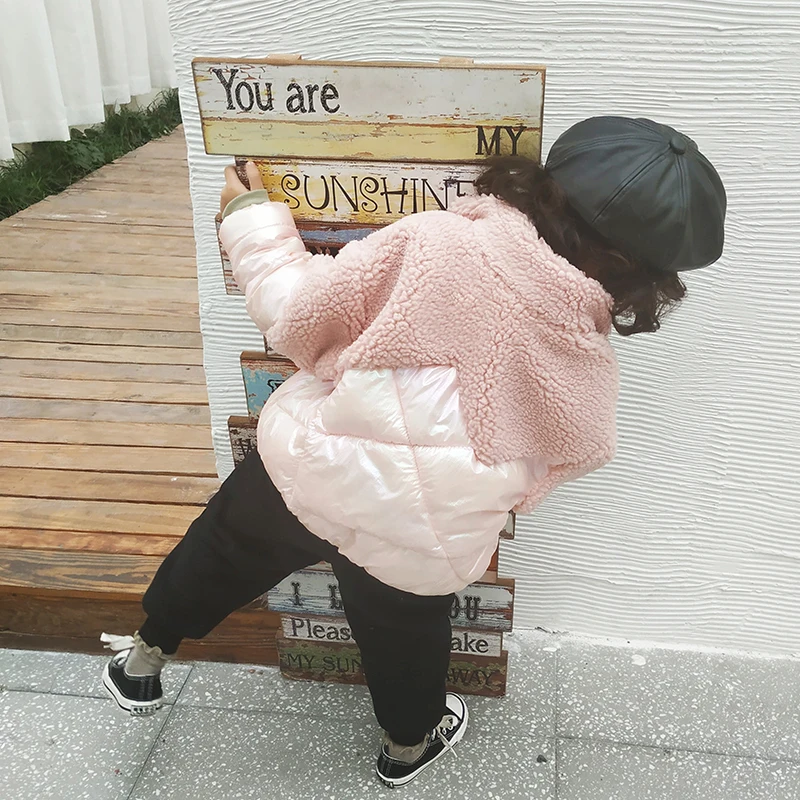 Хлопковое пальто для маленьких девочек; коллекция года; сезон осень-зима; Новая детская утепленная блестящая хлопковая куртка в Корейском стиле с мехом ягненка