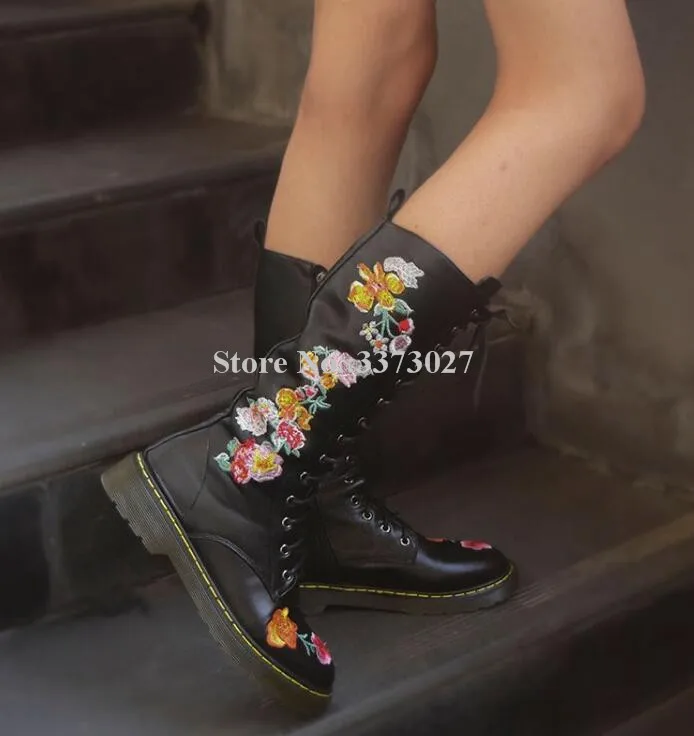 Новые черные кожаные низкие ботинки на плоской подошве с вышивкой Женские ботинки до середины икры на платформе со шнуровкой женские зимние ботинки лучшего дизайна, украшенные цветами