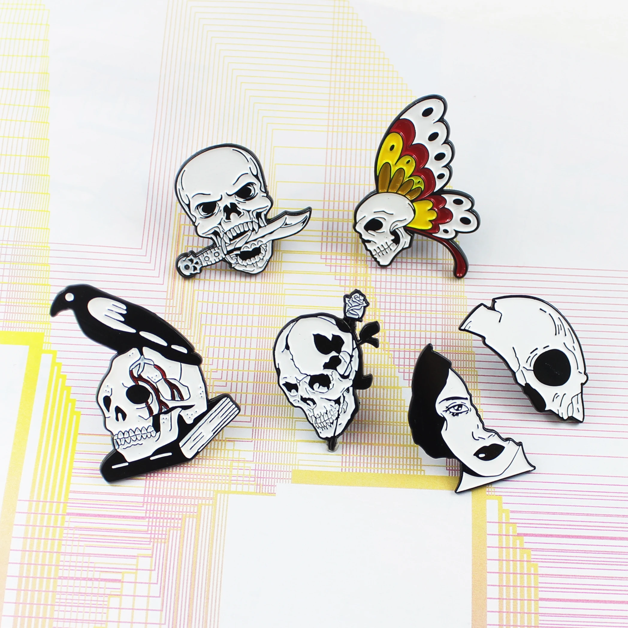 

Creative Skull Series Brooch Skull Butterfly Wing Half Face Mask Skulls Head Biting Dagger Bird Standing On Head Brooch Pins