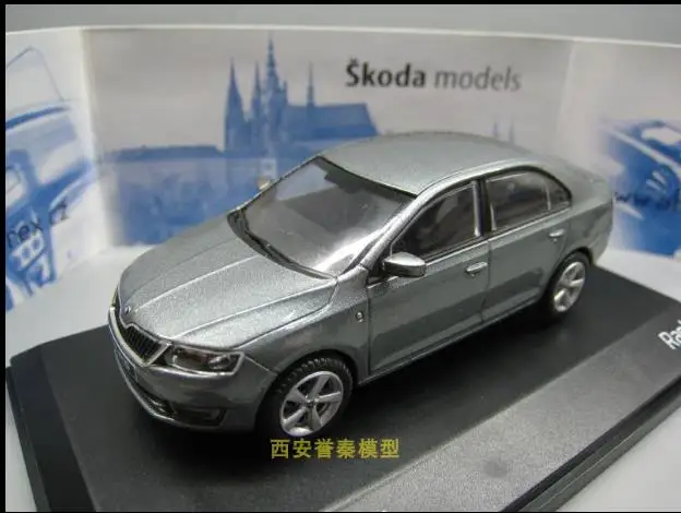Модель автомобиля SKODA RAPLD высокой имитации 1:43 из сплава раздвижные детские