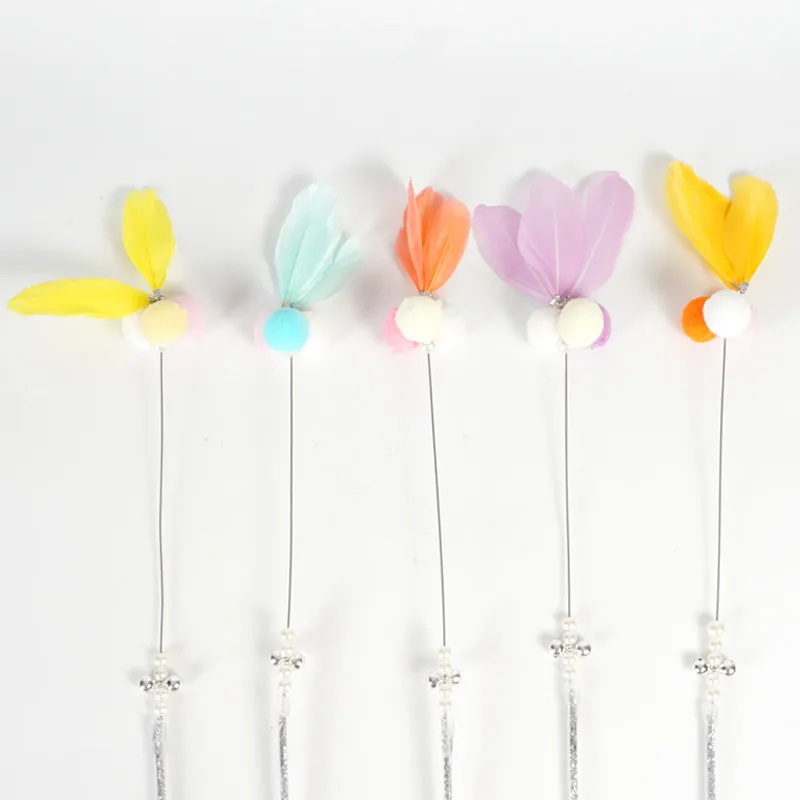 Искусственная пластиковая палочка с пером и маленьким колокольчиком 1