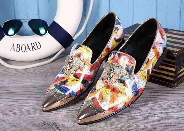 

Luxury Brand Fashion Gold Metal Signature Genuine Leather Men Pointed Toe Loafers Carved Bullock Party Men Printing Dress Shoes